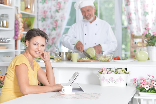 Kucharz rozmawia z uczestnikiem